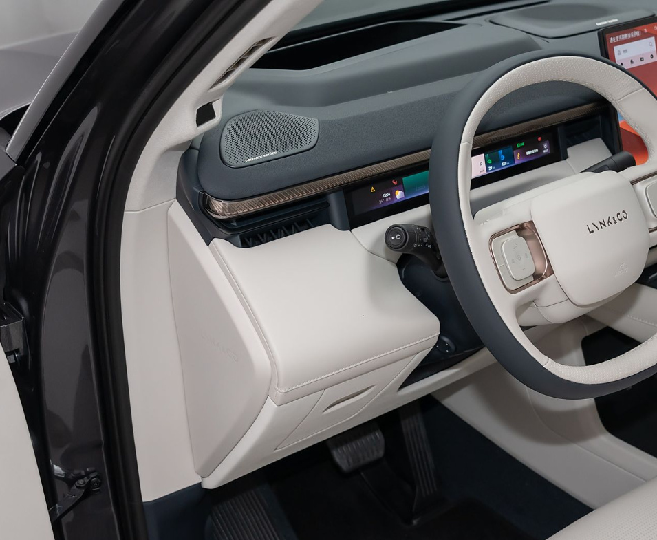 Lynk & Co 900 Discovery, серебряный