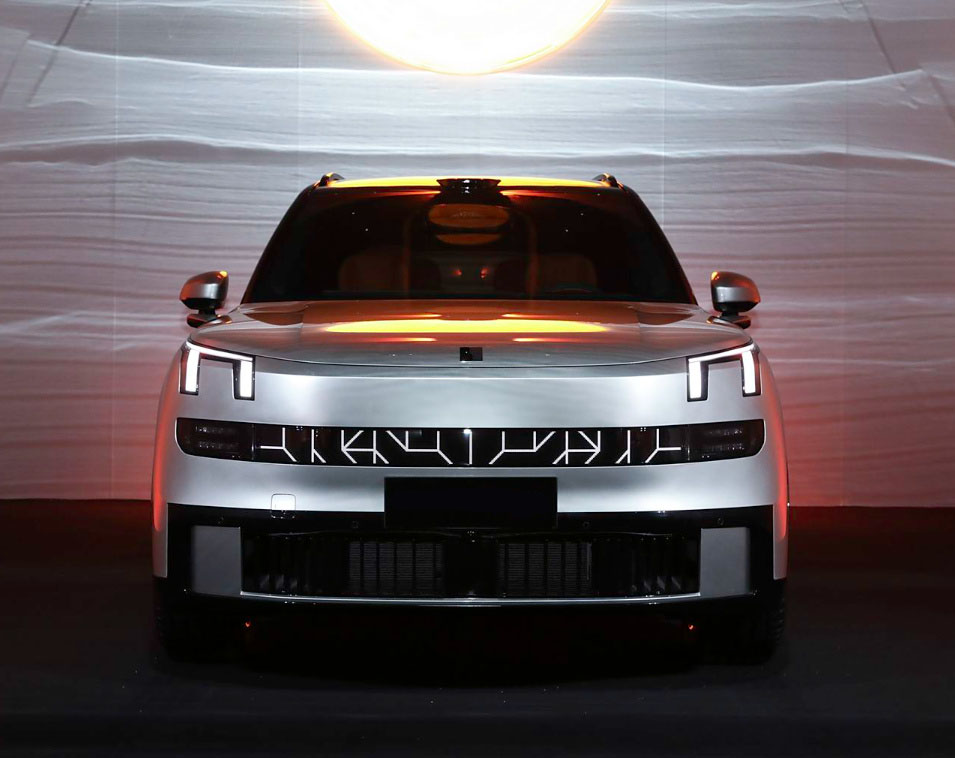 Lynk & Co 900 Discovery, серебряный