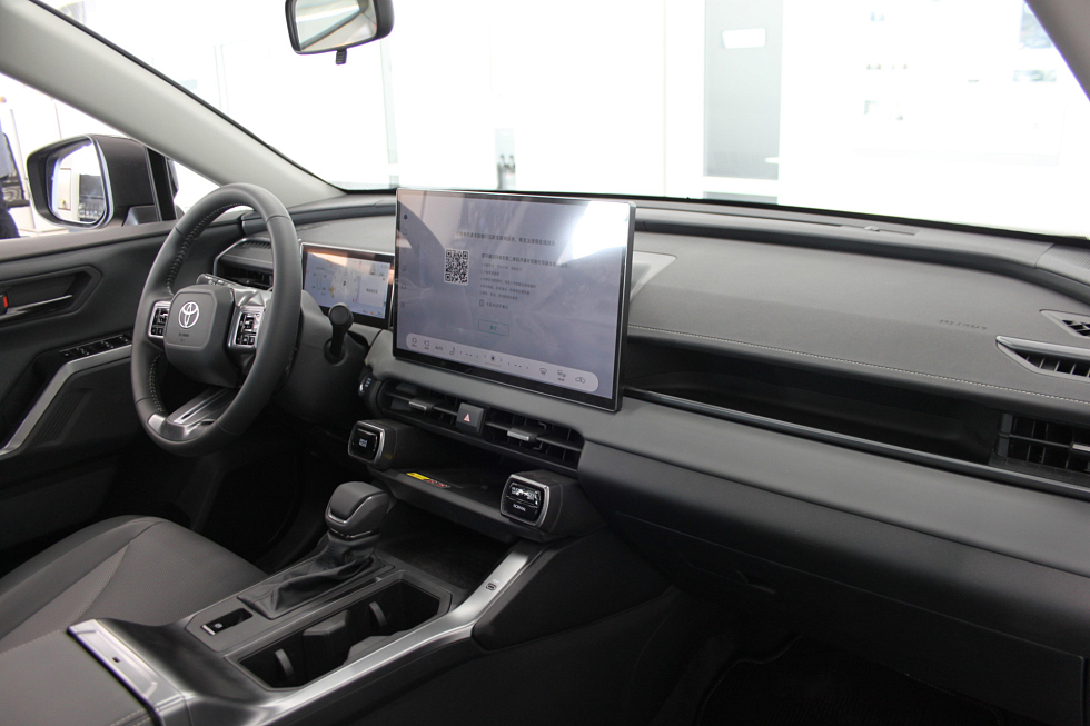 Toyota RAV4 Luxury, черный