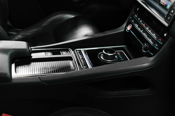 Jaguar F-Pace Pure, 2018 года, пробег 137210 км