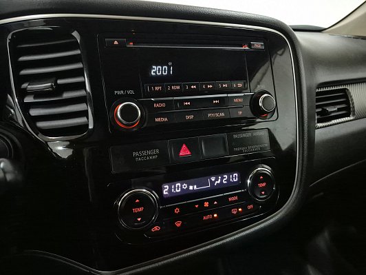 Mitsubishi Outlander Intense, 2016 года, пробег 294901 км