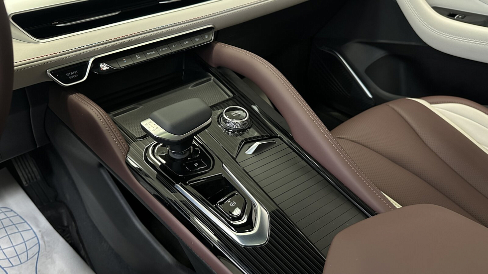 Geely Monjaro Flagship SE, белый