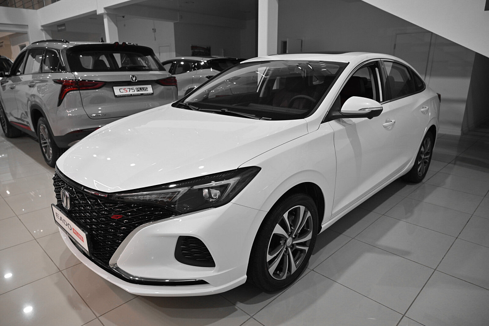 Changan Eado Plus Tech, белый