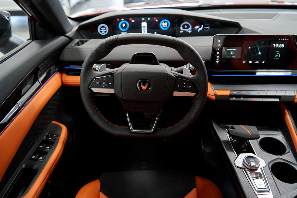 Changan UNI-V DLX, красный