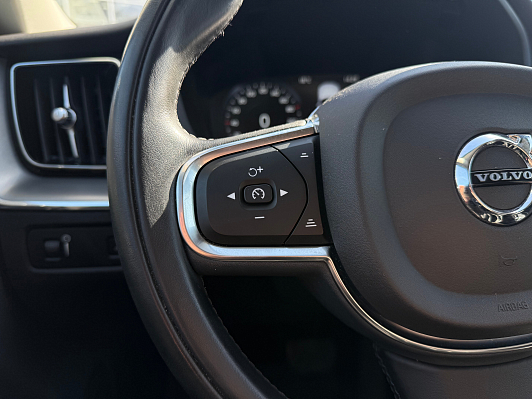 Volvo XC60 Momentum, 2021 года, пробег 121270 км