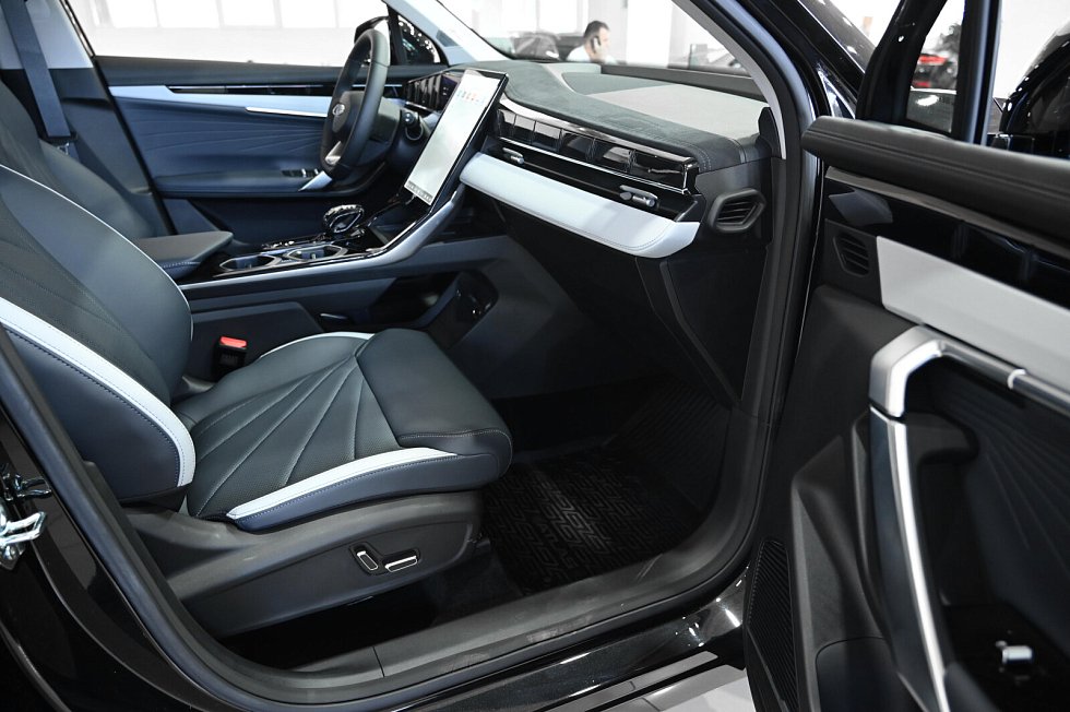 Geely Atlas Спорт, черный