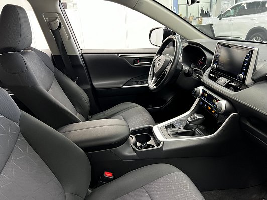 Toyota RAV4 Престиж, 2020 года, пробег 67330 км