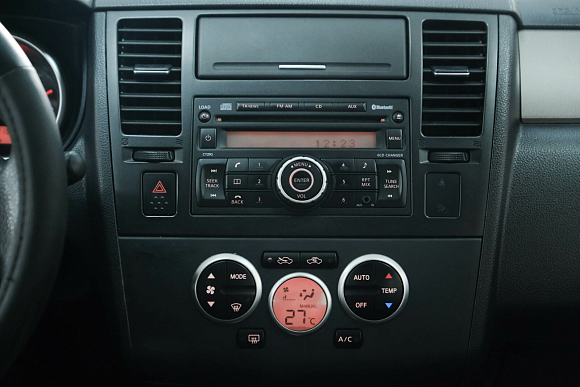 Nissan Tiida, 2010 года, пробег 219000 км