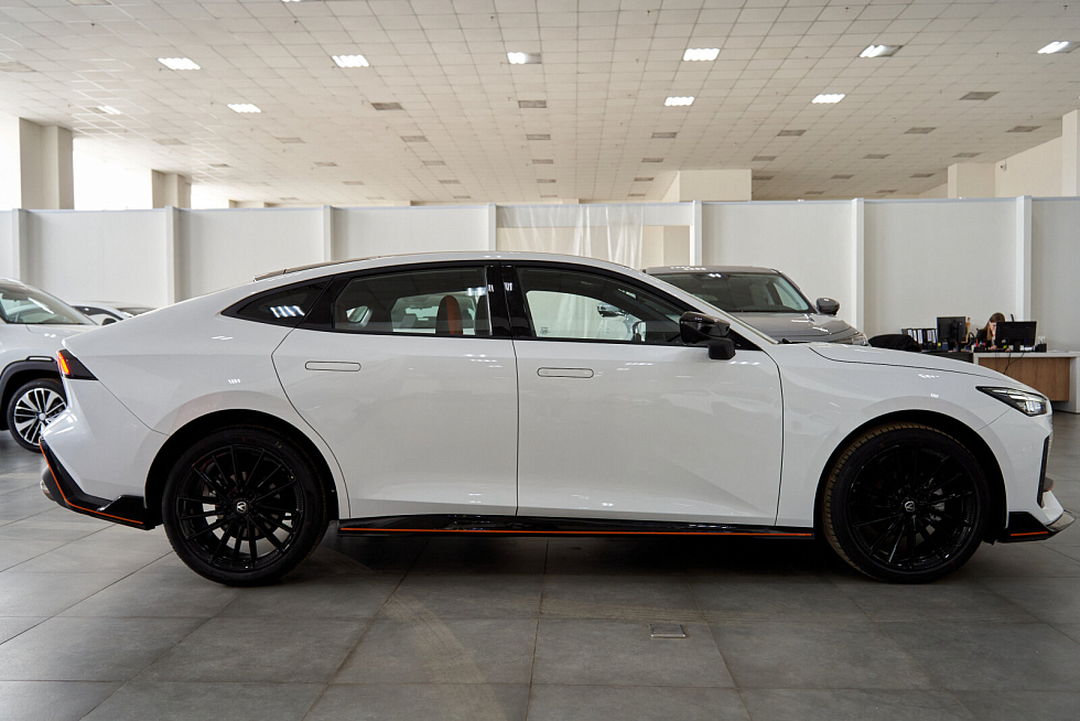 Changan UNI-V Люкс, белый