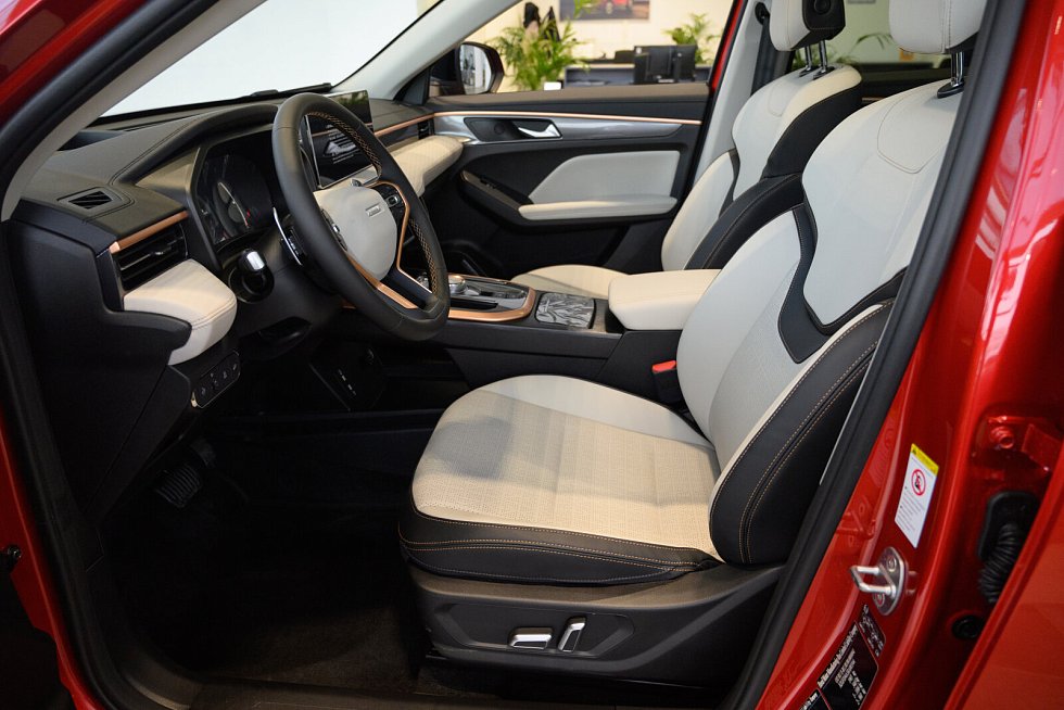 Haval Jolion Техно +, красный
