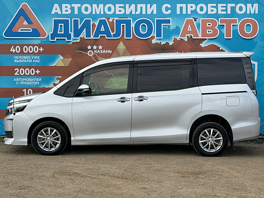 Toyota Voxy, 2016 года, пробег 142000 км