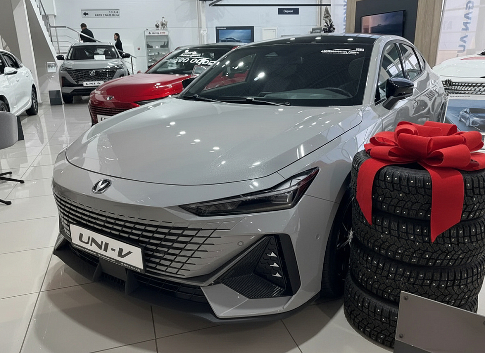 Changan UNI-V DLX, серебряный