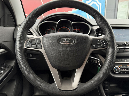 Lada (ВАЗ) Vesta Luxe Multimedia (2018-2019), 2017 года, пробег 96650 км