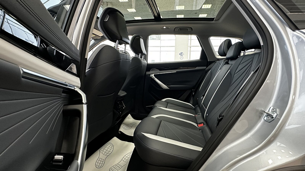 Geely Atlas Flagship, серебряный