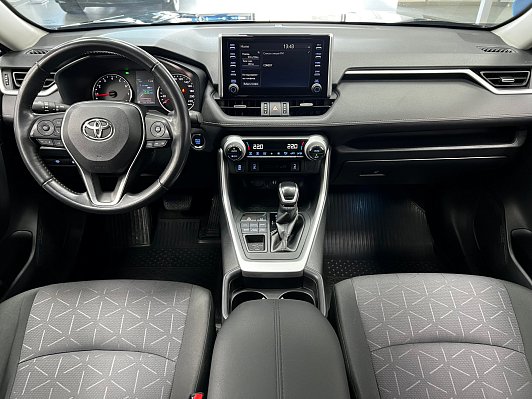 Toyota RAV4 Престиж, 2020 года, пробег 67330 км
