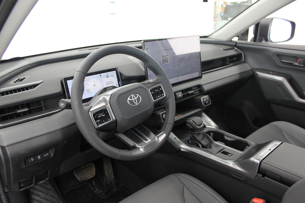 Toyota RAV4 Luxury, черный